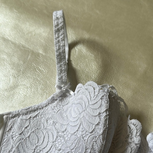 Adore Me White Bra with Textured Floral Design - Picture 2 of 8